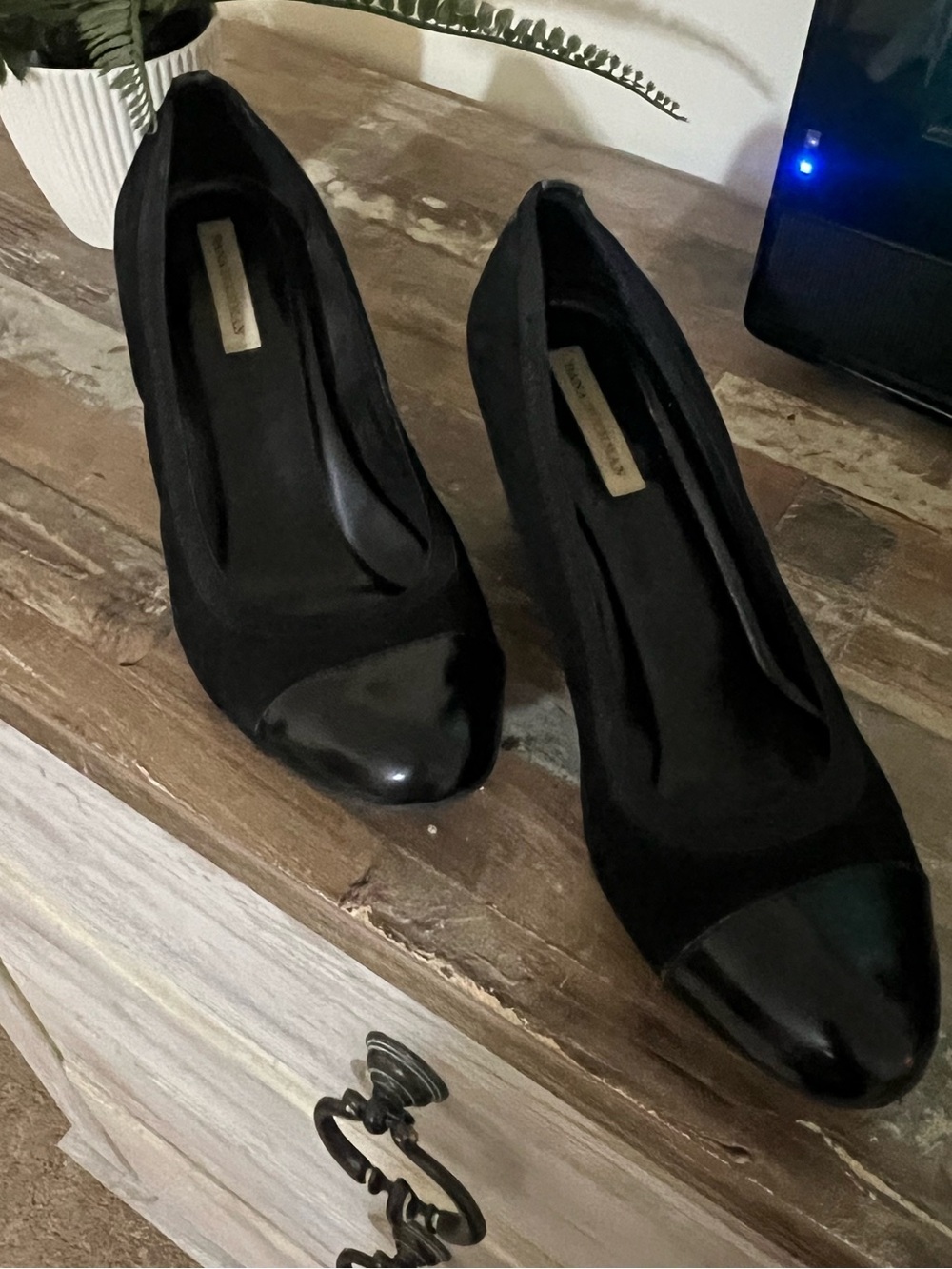 Dana Buchman Black Cap-Toe Women's Pumps